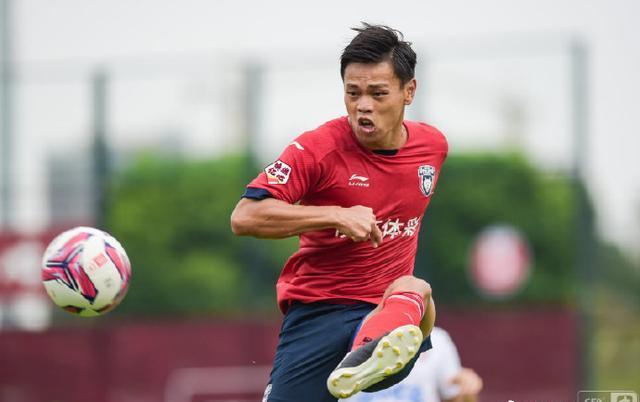 8号中后卫邓彪4中场传球选择过于保守陕西队在进攻端无法打开局面,还