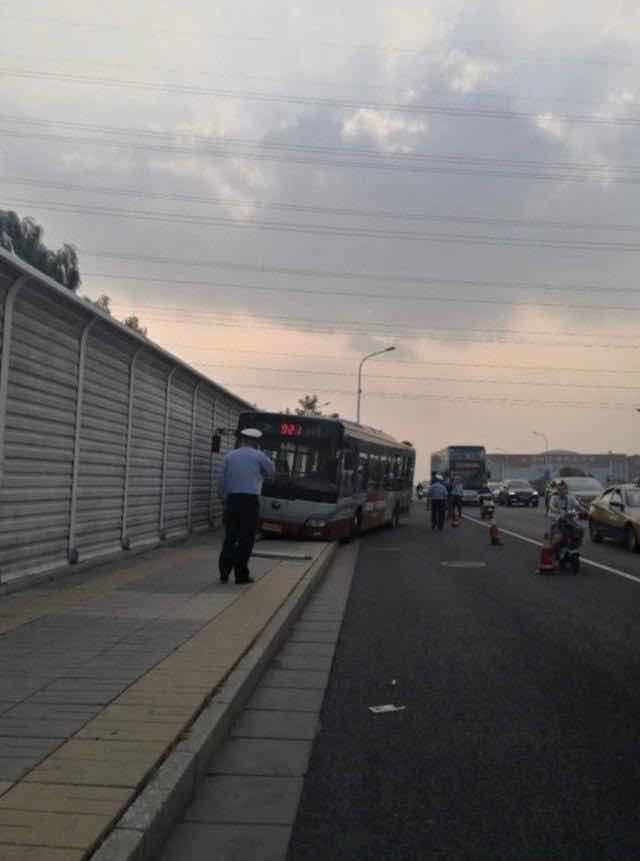 公交车|北京一公交车司机弃车跳桥 公交公司：已在处理