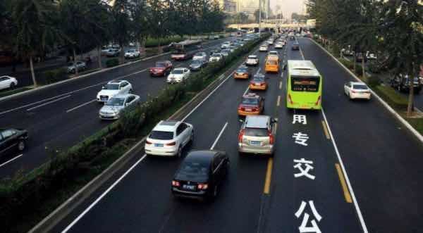 公交车|北京一公交车司机弃车跳桥 公交公司：已在处理