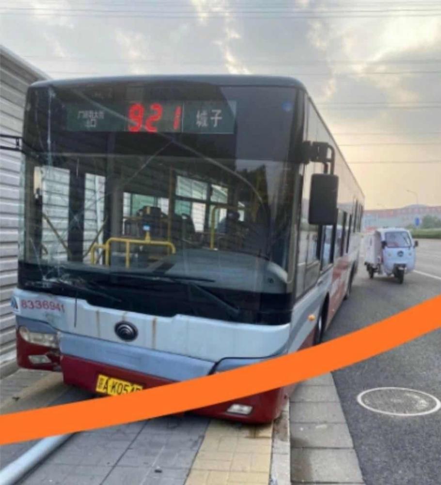 公交车|北京一公交车司机弃车跳桥 公交公司：已在处理