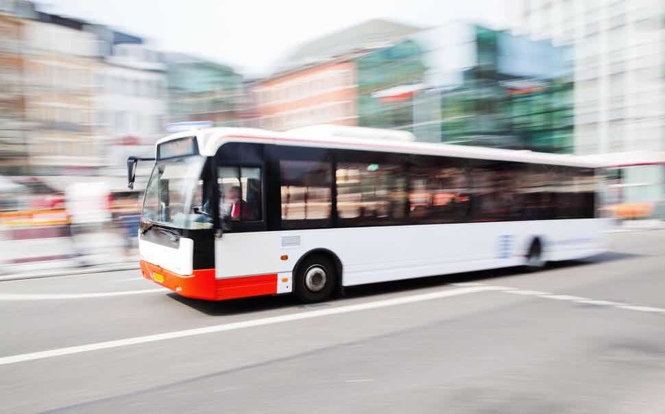 公交车|北京一公交车司机弃车跳桥 公交公司：已在处理