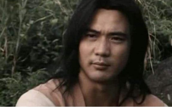 不得不说徐少强的基因真的很强大,因为徐伟栋和父亲年轻的时候长得