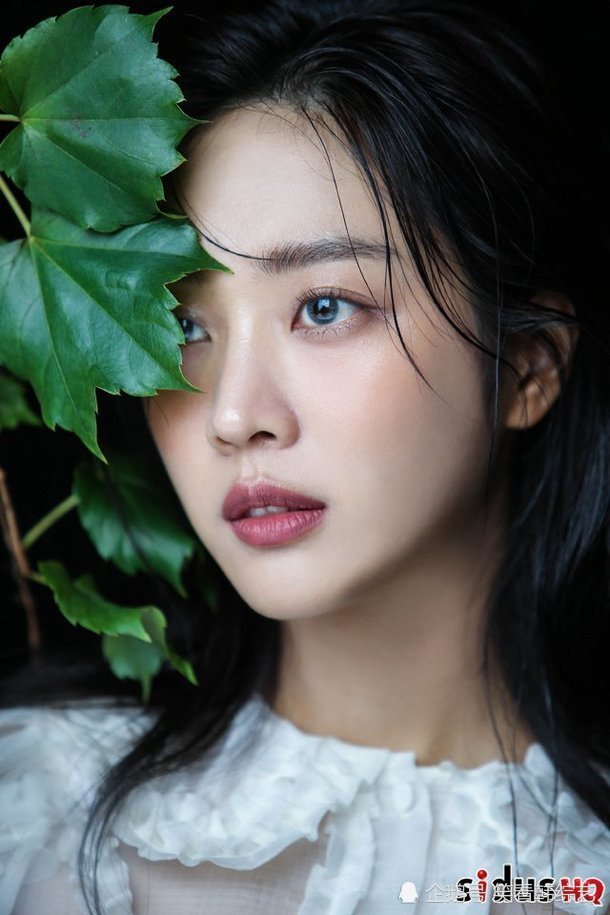 赵宝儿拍摄画报现场的花絮照公开诱惑性光环让观众们屏住了呼吸