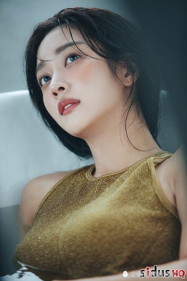 赵宝儿拍摄画报现场的花絮照公开诱惑性光环让观众们屏住了呼吸