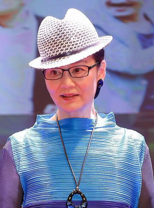 实力演员潘虹真敢穿!穿拼接背心显胳膊粗,不过胸前玛瑙吊坠太气派
