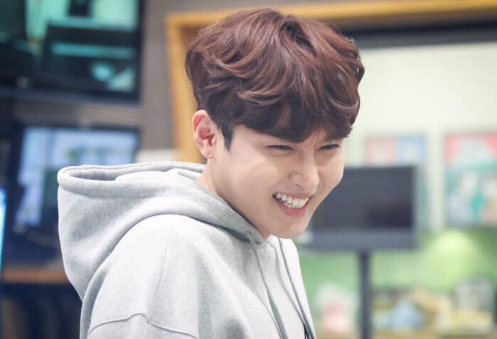 金希澈|继金希澈后又一位SJ成员脱单！金厉旭官宣恋情，曾玩猜拳被选中三年内结婚