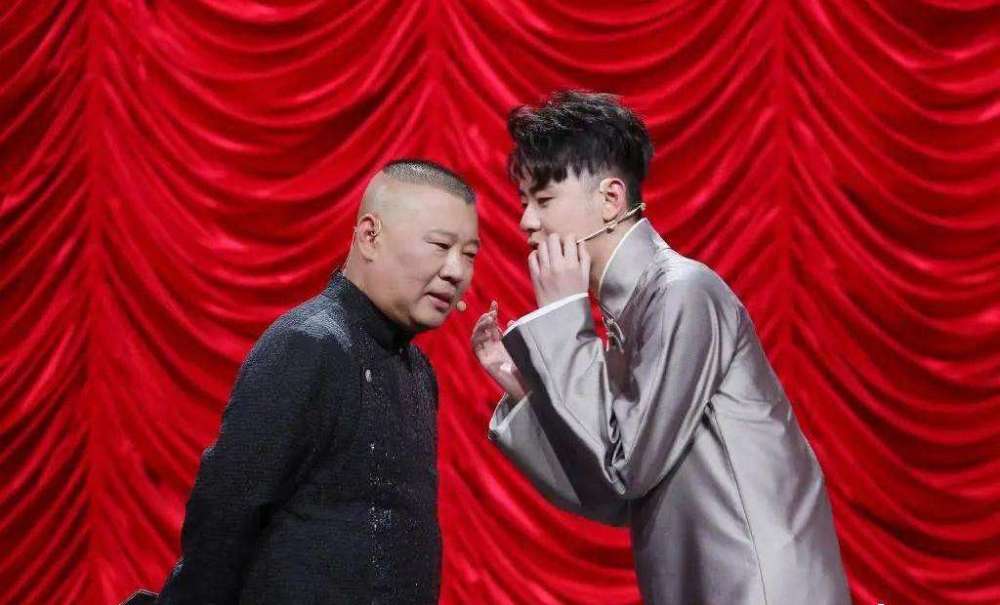 郭德纲|郭德纲接受采访力挺张云雷，挥着荧光棒听相声，不是创新而是复古