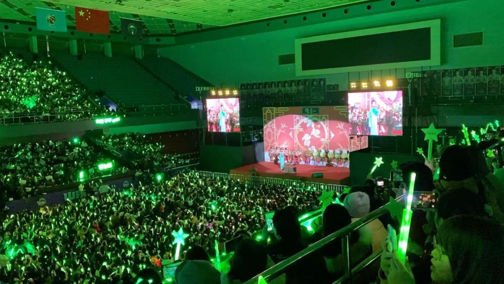 郭德纲|郭德纲接受采访力挺张云雷，挥着荧光棒听相声，不是创新而是复古