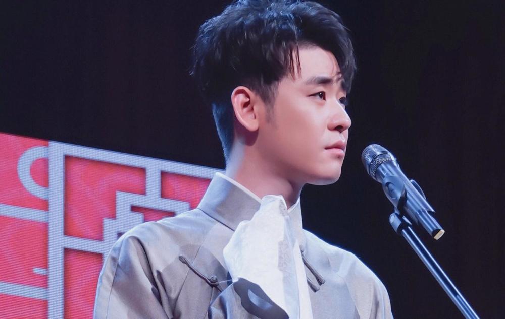 郭德纲|郭德纲接受采访力挺张云雷，挥着荧光棒听相声，不是创新而是复古