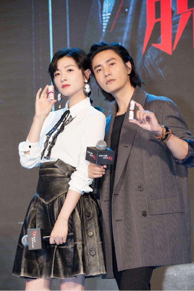 万茜好适合穿衬衫,身姿挺拔肩也直,靠在陈坤边上收获双倍帅气