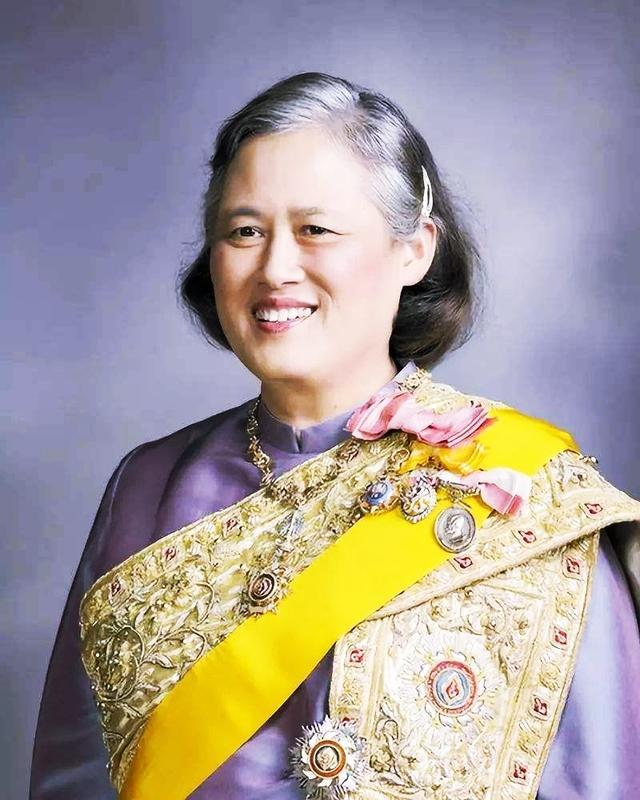 诗琳通公主罕见开三轮车的画面,穿着朴素,手握方向盘一脸认真_腾讯新