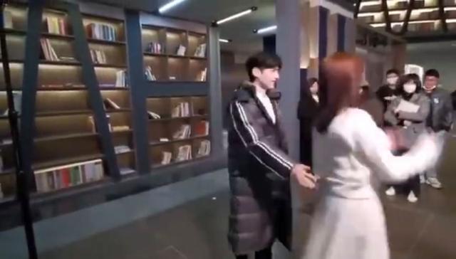 罗云熙|罗云熙片场暴露真实身高！穿拖鞋罕见脱离恨天高，和白鹿同一水平