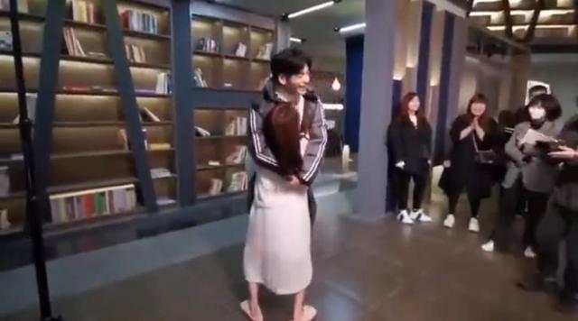 罗云熙|罗云熙片场暴露真实身高！穿拖鞋罕见脱离恨天高，和白鹿同一水平