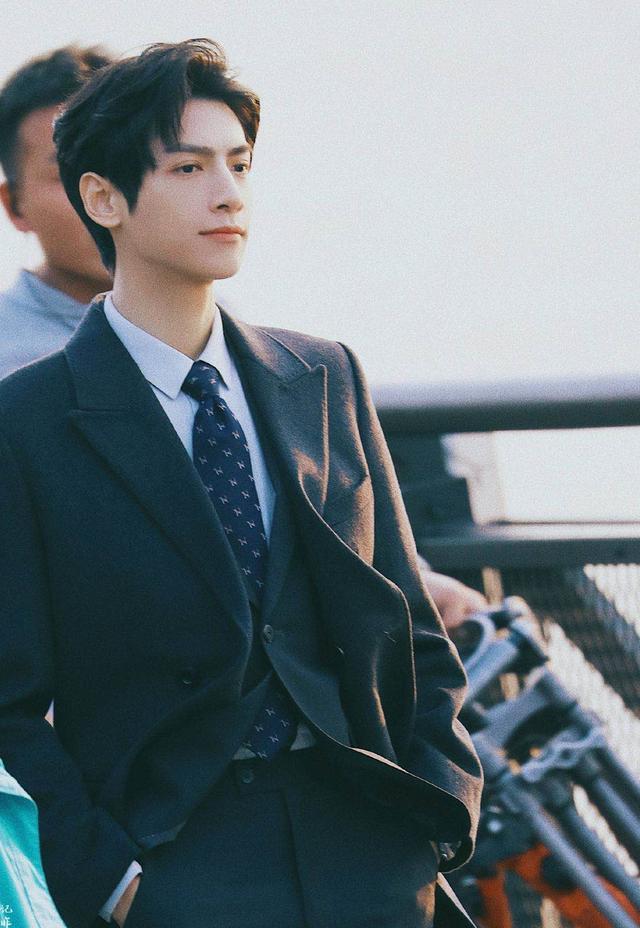 罗云熙|罗云熙片场暴露真实身高！穿拖鞋罕见脱离恨天高，和白鹿同一水平