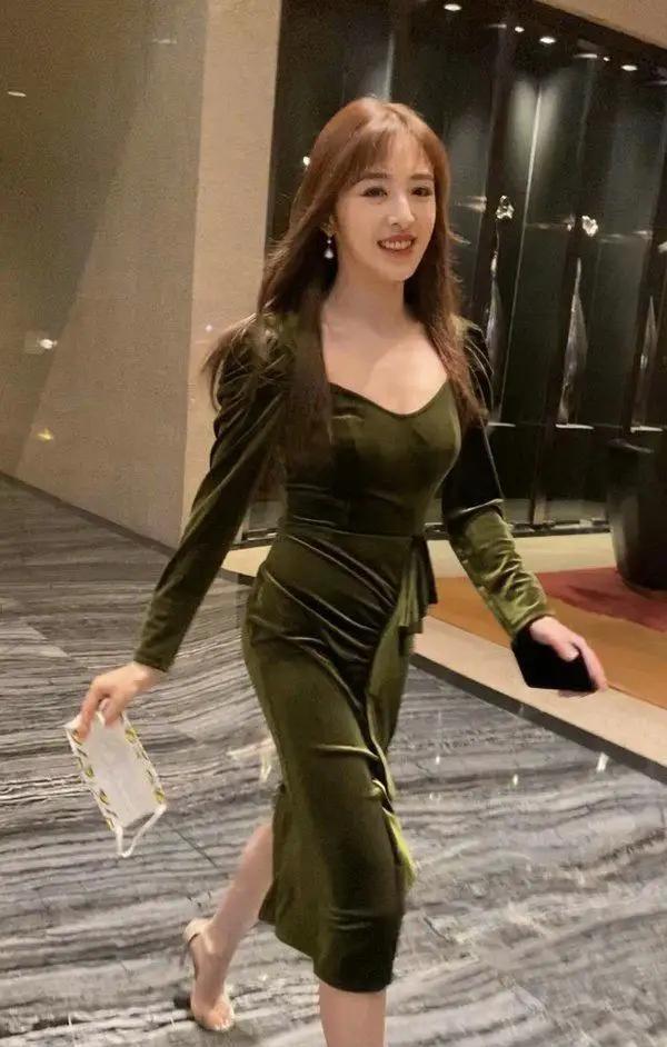 张含韵挑战高难度裙子,尽显s形身材无缺点,曾哭诉减肥压力大