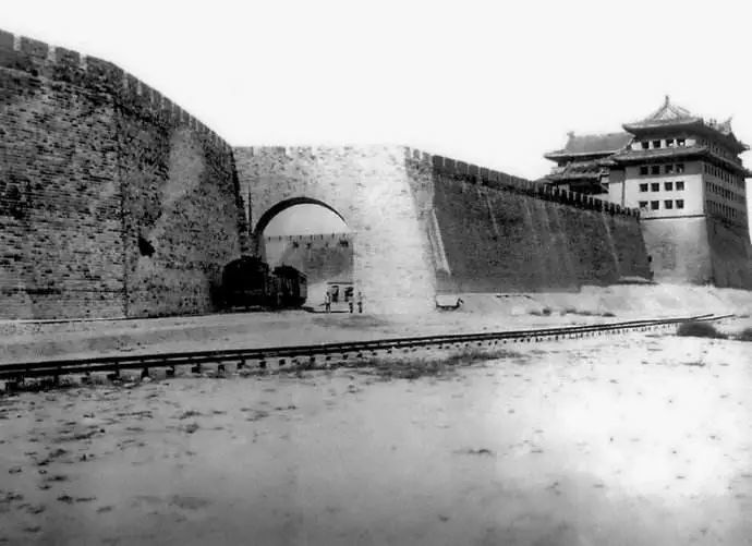 梁思成|郭沫若坚决要拆除北京古城墙，梁思成气得落泪