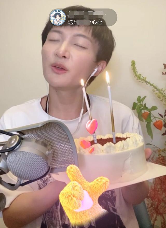 周深|周深生日直播秒变音乐会，边唱边笑欢乐多，还多次自嘲年纪大