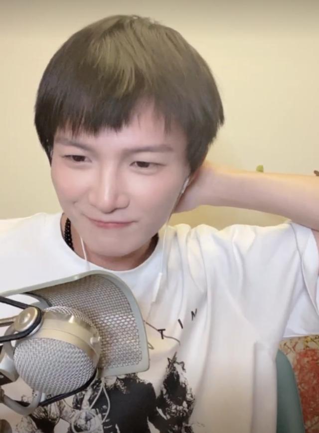 周深|周深生日直播秒变音乐会，边唱边笑欢乐多，还多次自嘲年纪大