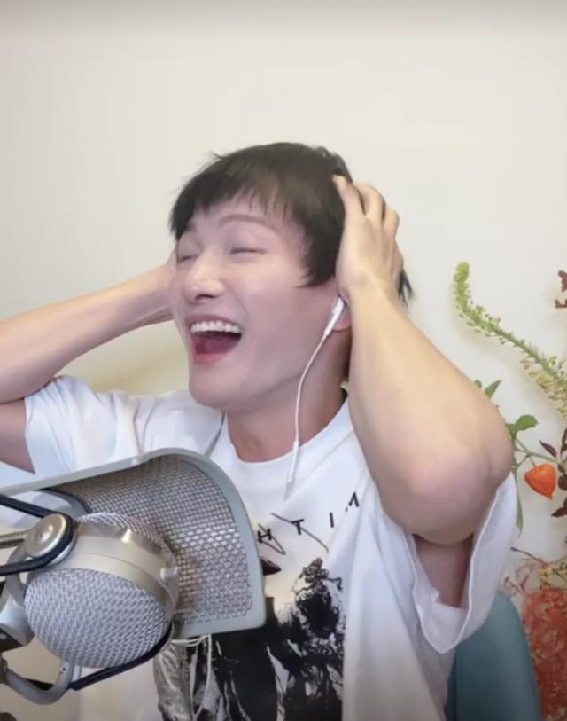 周深|周深生日直播秒变音乐会，边唱边笑欢乐多，还多次自嘲年纪大