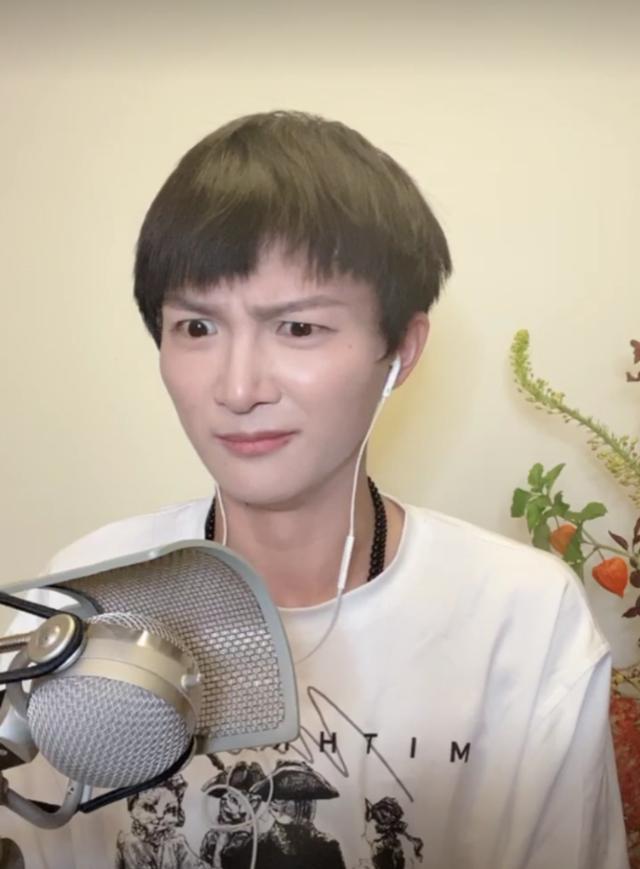 周深|周深生日直播秒变音乐会，边唱边笑欢乐多，还多次自嘲年纪大