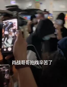 肖战|肖战复工上演“釜山行”，防偷拍不换衣，雨伞和车窗贴字求不要拍
