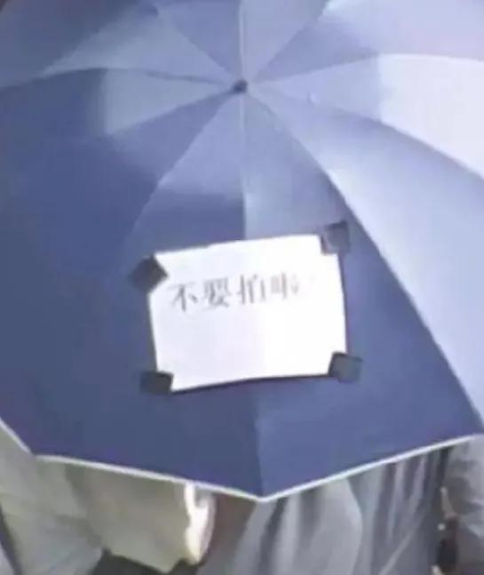 肖战|肖战复工上演“釜山行”，防偷拍不换衣，雨伞和车窗贴字求不要拍