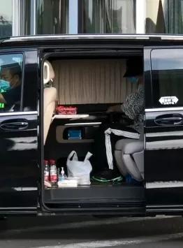 肖战|肖战复工上演“釜山行”，防偷拍不换衣，雨伞和车窗贴字求不要拍