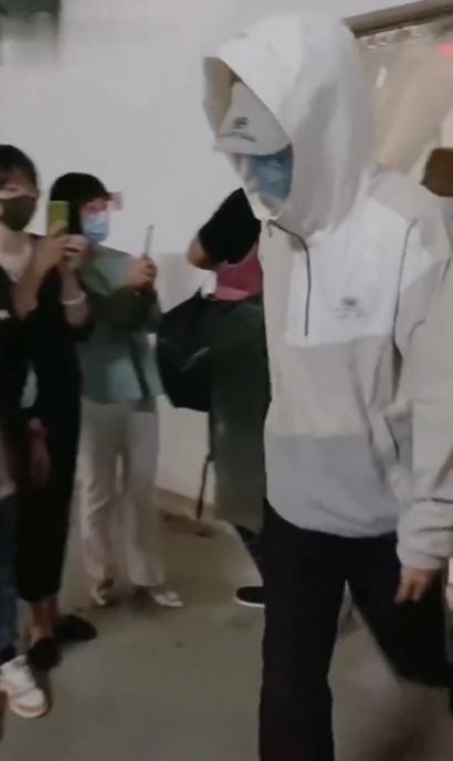 肖战|肖战复工上演“釜山行”，防偷拍不换衣，雨伞和车窗贴字求不要拍