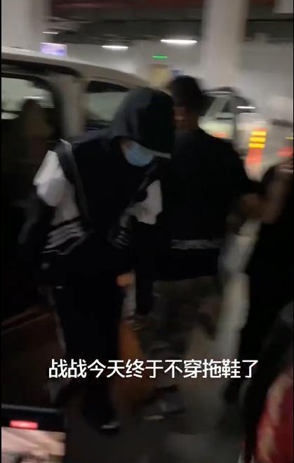 肖战|肖战复工上演“釜山行”，防偷拍不换衣，雨伞和车窗贴字求不要拍