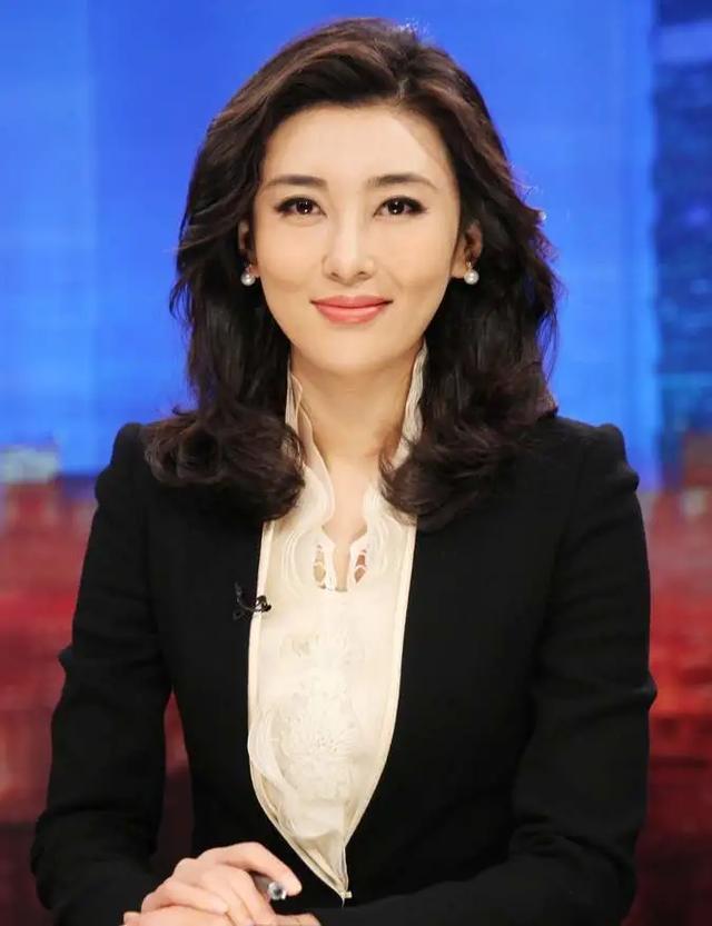 端庄秀丽的女主播桑晨：无心插柳进央视，与老搭档李红平分秋色_腾讯新闻