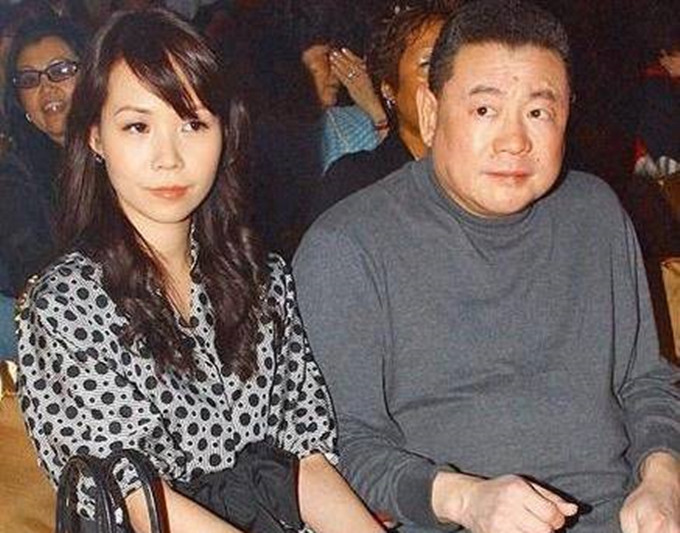 刘銮雄|刘銮雄18岁女儿现身菜市场，摆高难度动作拍照，趴水果箱上凹造型