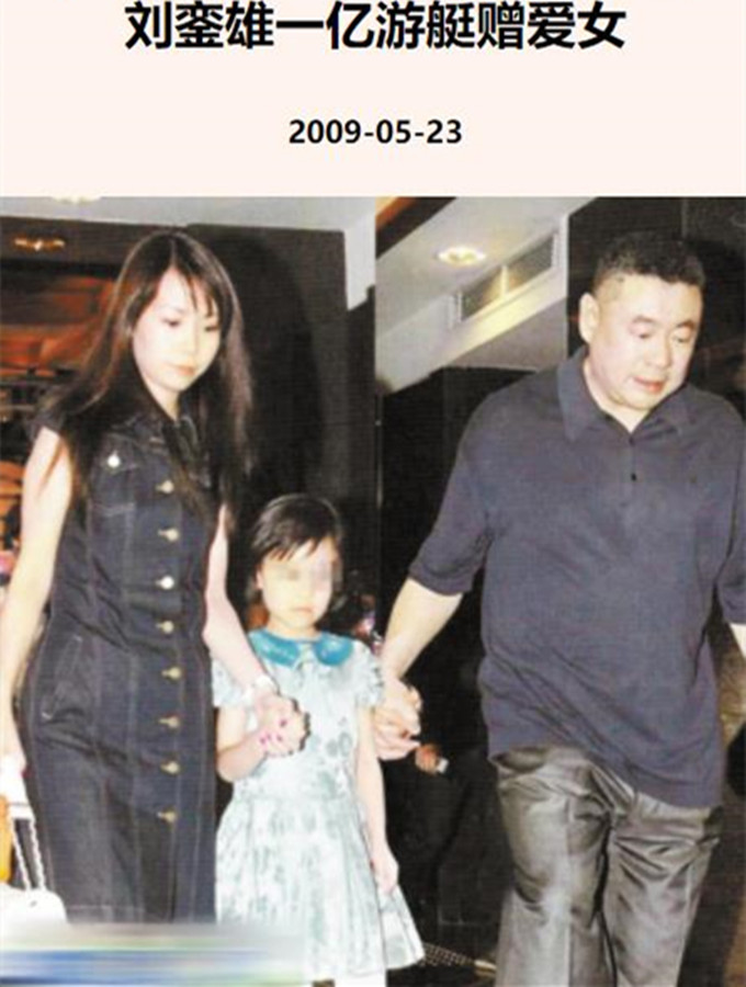 刘銮雄|刘銮雄18岁女儿现身菜市场，摆高难度动作拍照，趴水果箱上凹造型