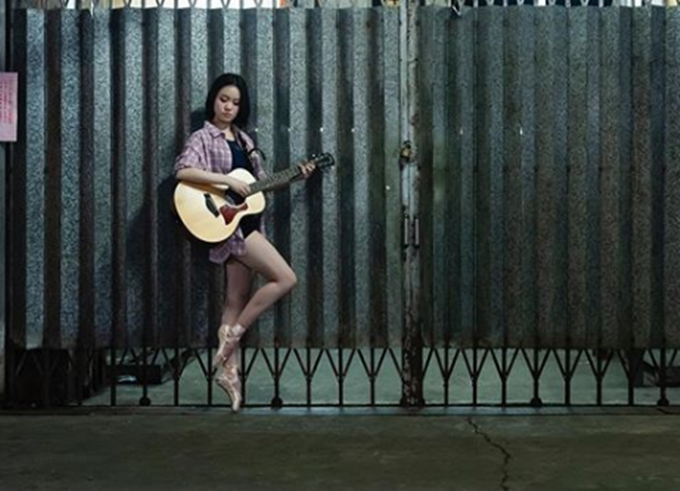 刘銮雄|刘銮雄18岁女儿现身菜市场，摆高难度动作拍照，趴水果箱上凹造型