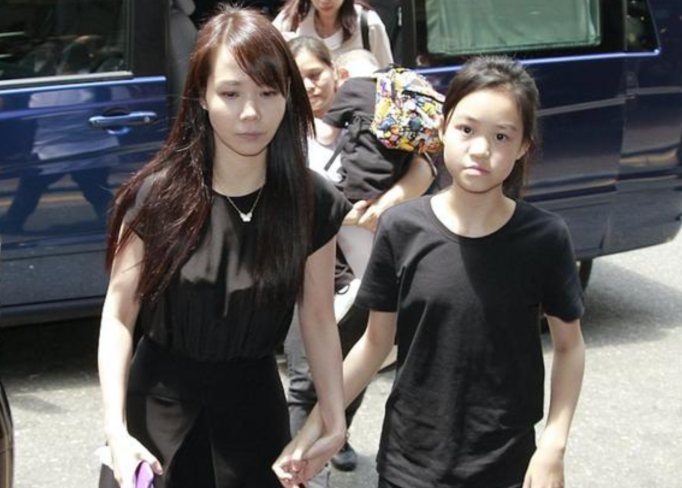 刘銮雄|刘銮雄18岁女儿现身菜市场，摆高难度动作拍照，趴水果箱上凹造型