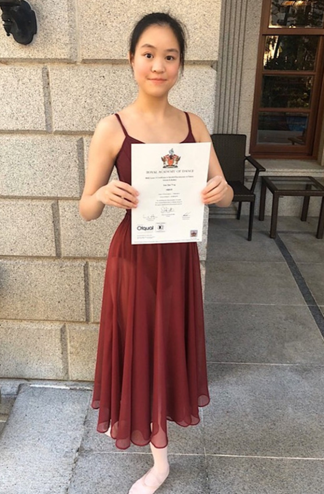 刘銮雄|刘銮雄18岁女儿现身菜市场，摆高难度动作拍照，趴水果箱上凹造型