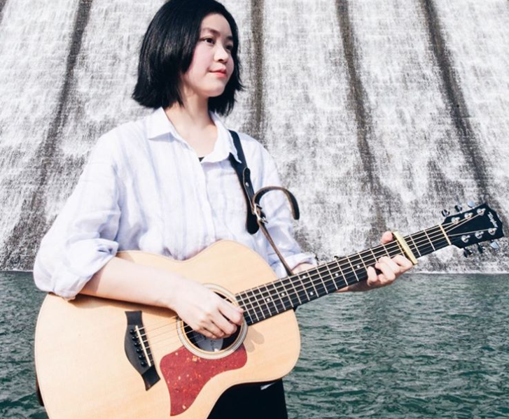 刘銮雄|刘銮雄18岁女儿现身菜市场，摆高难度动作拍照，趴水果箱上凹造型