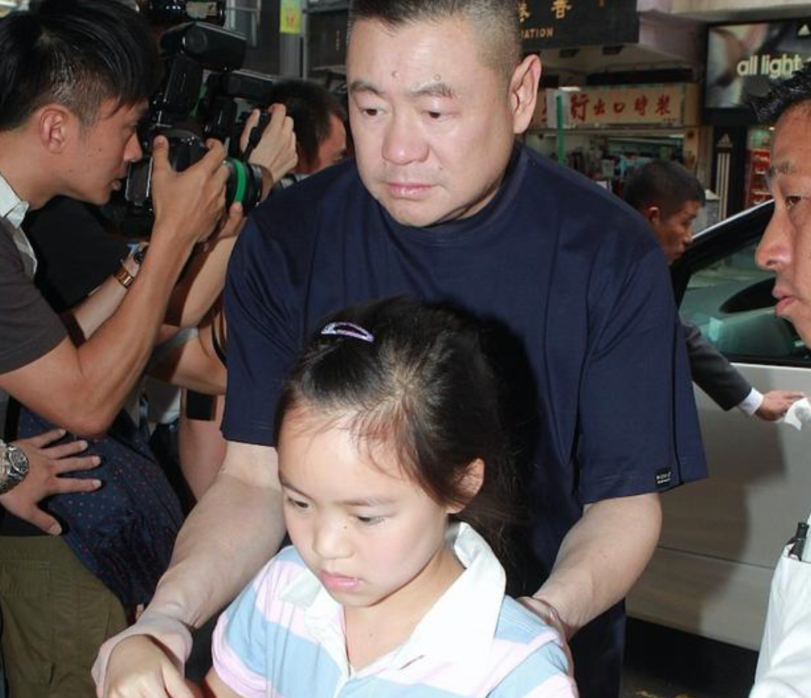 刘銮雄|刘銮雄18岁女儿现身菜市场，摆高难度动作拍照，趴水果箱上凹造型