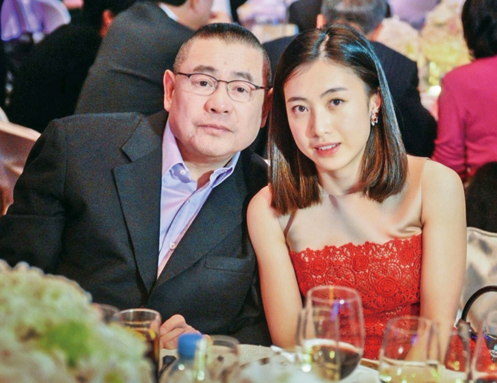 刘銮雄|刘銮雄18岁女儿现身菜市场，摆高难度动作拍照，趴水果箱上凹造型