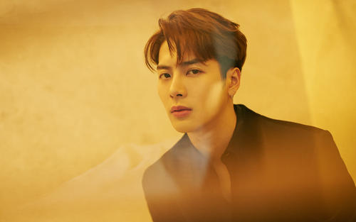 王嘉尔|喝香槟都可以上热搜，王嘉尔喝香槟一口闷，贡献可爱表情包