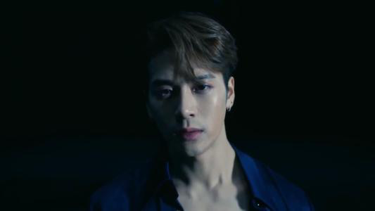 王嘉尔|喝香槟都可以上热搜，王嘉尔喝香槟一口闷，贡献可爱表情包