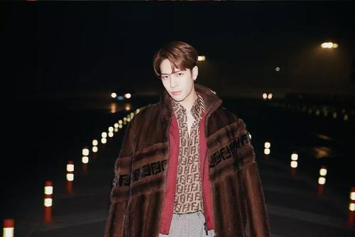 王嘉尔|喝香槟都可以上热搜，王嘉尔喝香槟一口闷，贡献可爱表情包