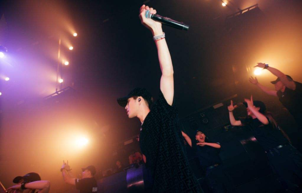 王嘉尔|喝香槟都可以上热搜，王嘉尔喝香槟一口闷，贡献可爱表情包