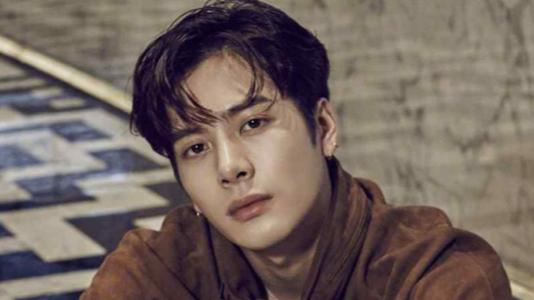 王嘉尔|喝香槟都可以上热搜，王嘉尔喝香槟一口闷，贡献可爱表情包