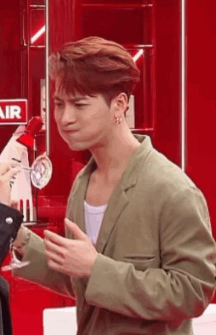 王嘉尔|喝香槟都可以上热搜，王嘉尔喝香槟一口闷，贡献可爱表情包