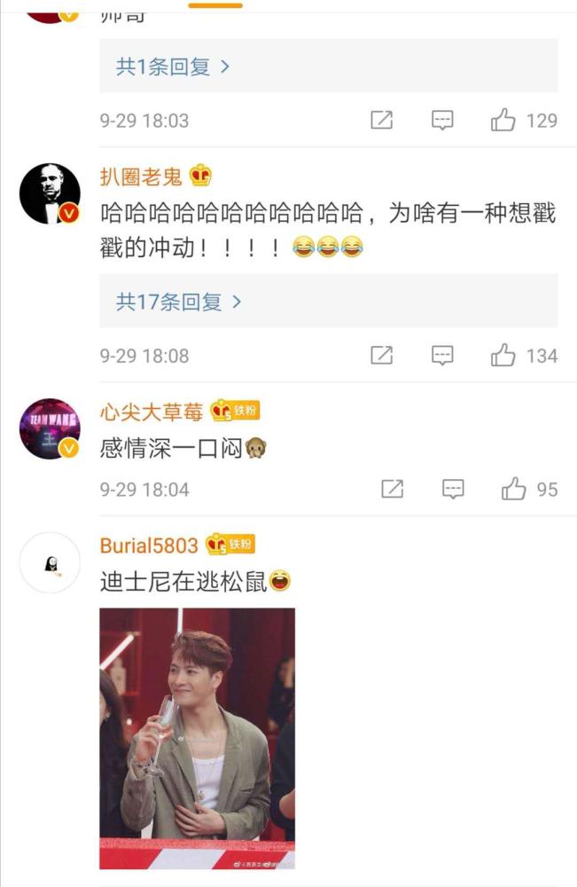 王嘉尔|喝香槟都可以上热搜，王嘉尔喝香槟一口闷，贡献可爱表情包
