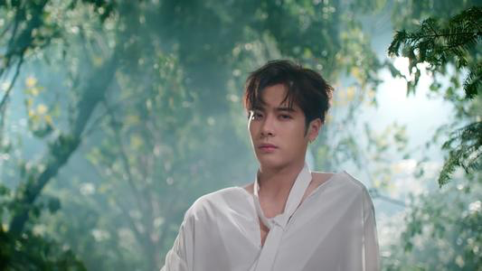 王嘉尔|喝香槟都可以上热搜，王嘉尔喝香槟一口闷，贡献可爱表情包