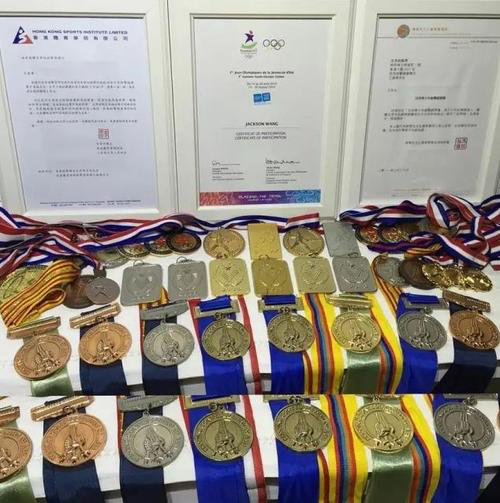 王嘉尔|喝香槟都可以上热搜，王嘉尔喝香槟一口闷，贡献可爱表情包