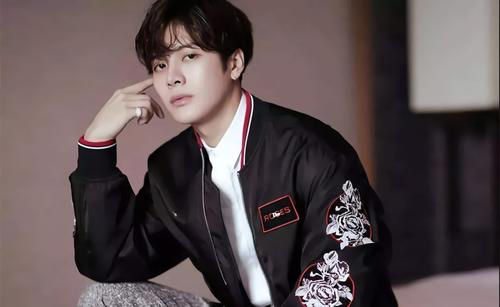 王嘉尔|喝香槟都可以上热搜，王嘉尔喝香槟一口闷，贡献可爱表情包