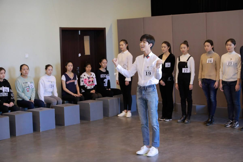 张子枫|北电20级表演实验班合照曝光，张子枫站前排，夏梦环抱显友谊