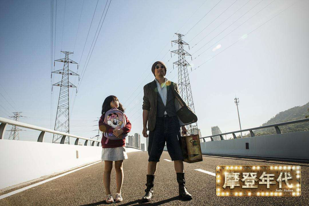 张子枫|北电20级表演实验班合照曝光，张子枫站前排，夏梦环抱显友谊